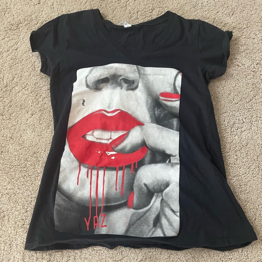 Woman’s fashion shirt size M
